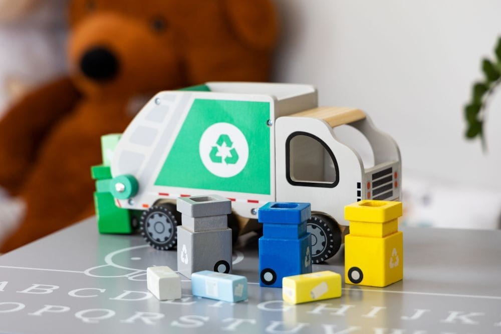 Koka atkritumu savākšanas kravas auto ar kustīgiem elementiem un figūrām - Chiba Chaba